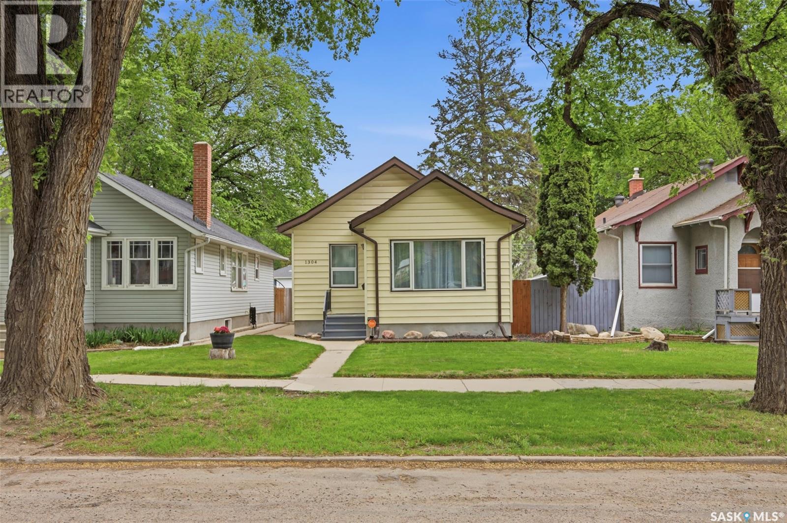 1304 C Avenue N, Saskatoon, Saskatchewan  S7L 1K8 - Photo 2 - SK038101