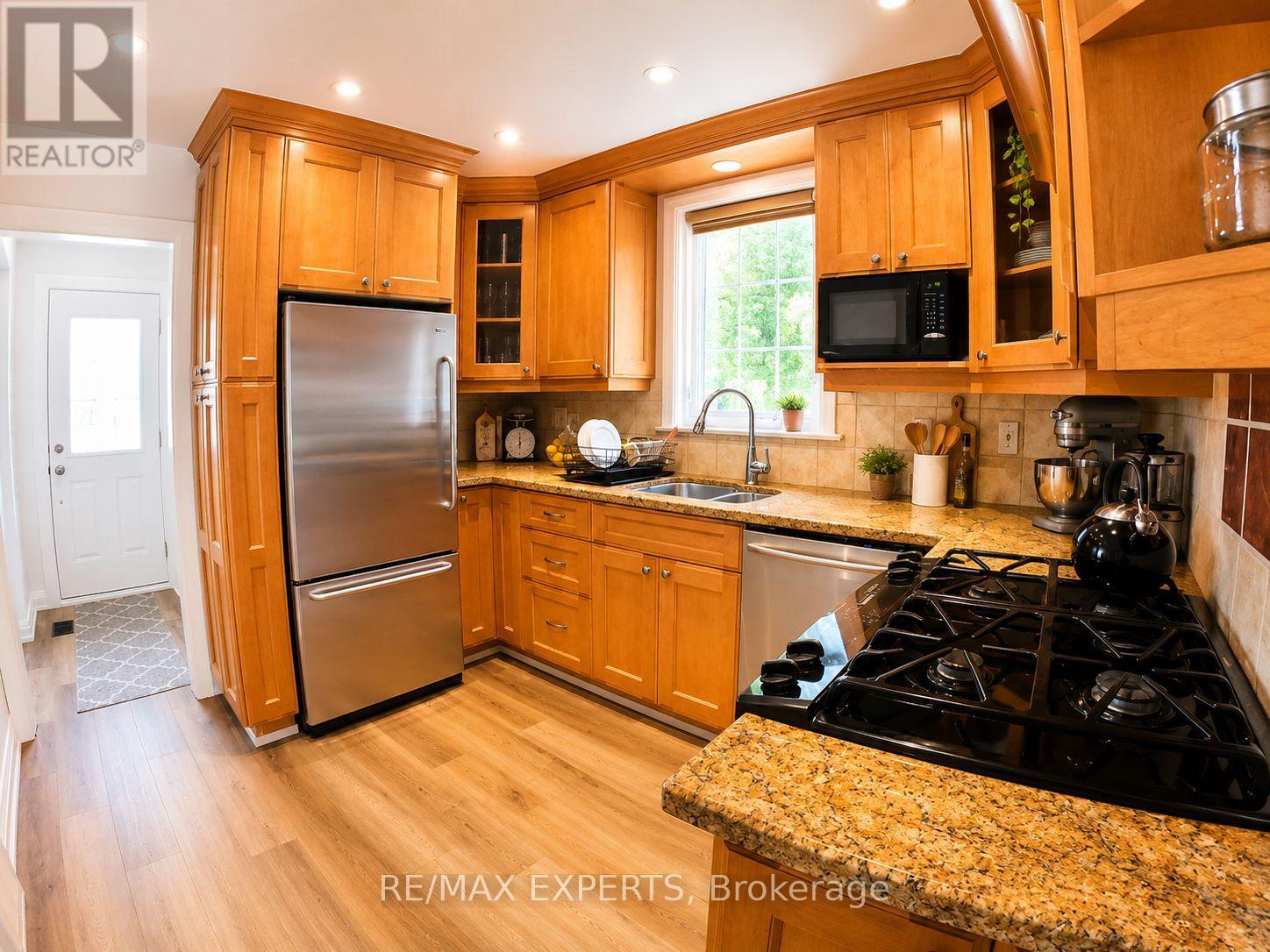 10 Lady Bank Road, Toronto, Ontario  M8Z 4J5 - Photo 5 - W13233822