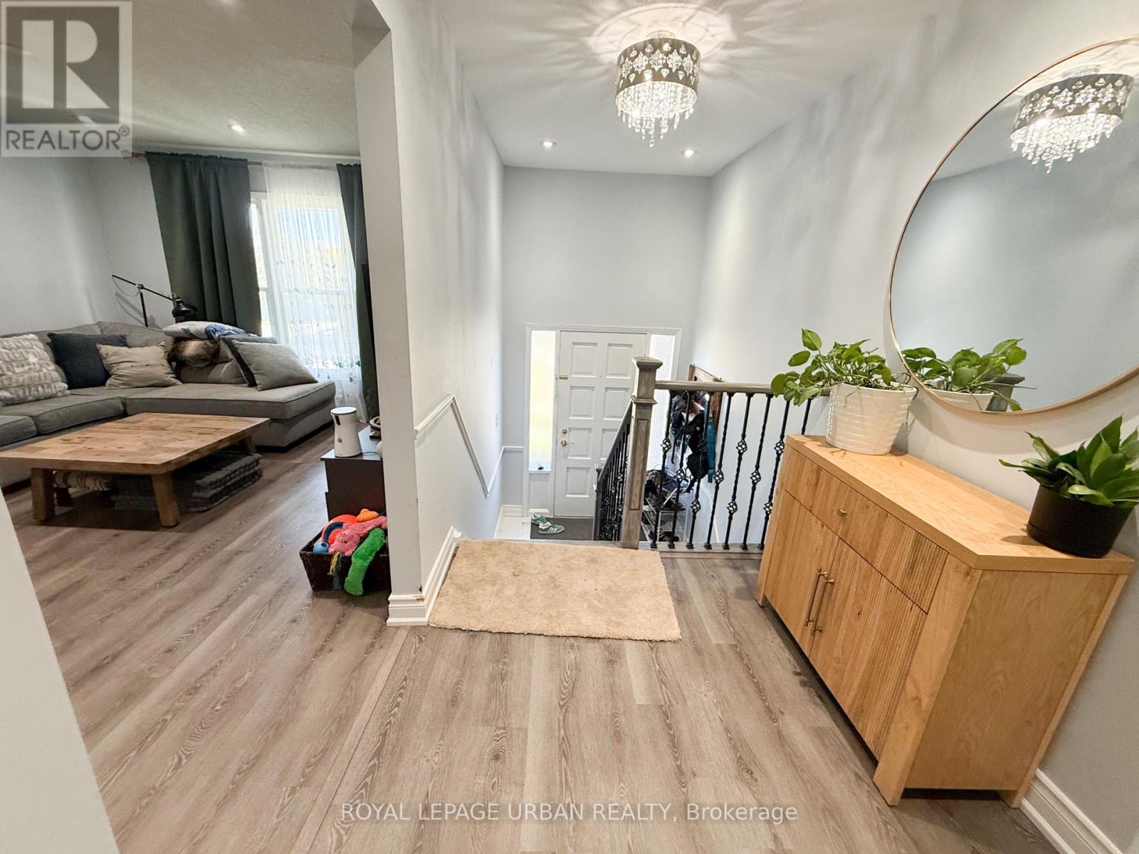 Main - 560 Bristol Road, Newmarket, Ontario  L3Y 6T1 - Photo 4 - N13234796