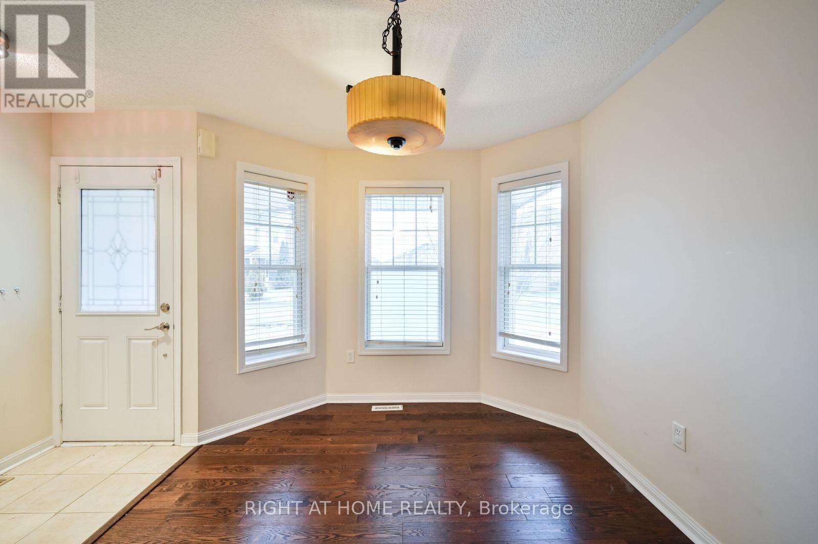 842 Luxton Drive, Milton, Ontario  L9T 6Y3 - Photo 4 - W13234780