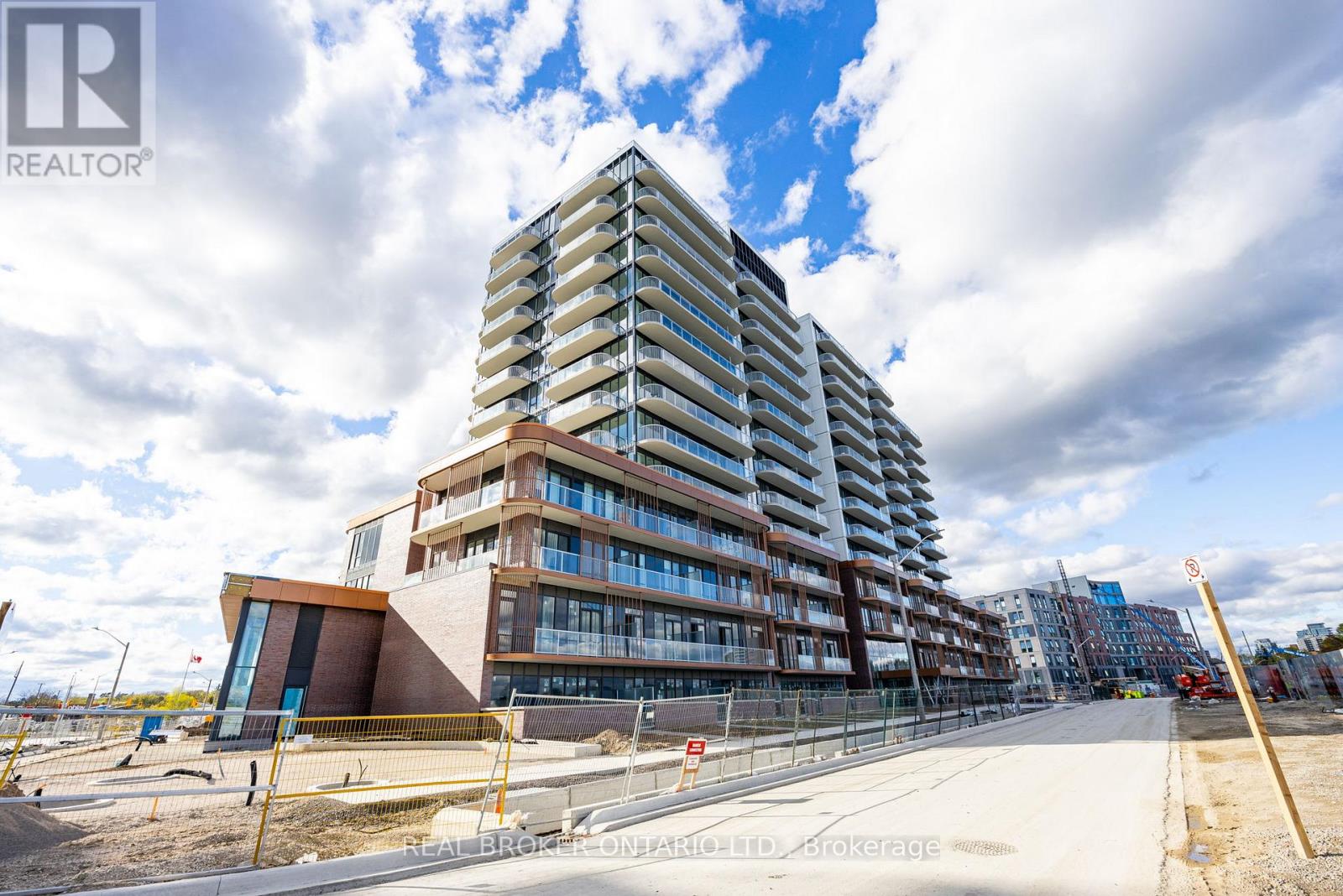 1117 - 220 MISSINNIHE WAY, Mississauga, Ontario