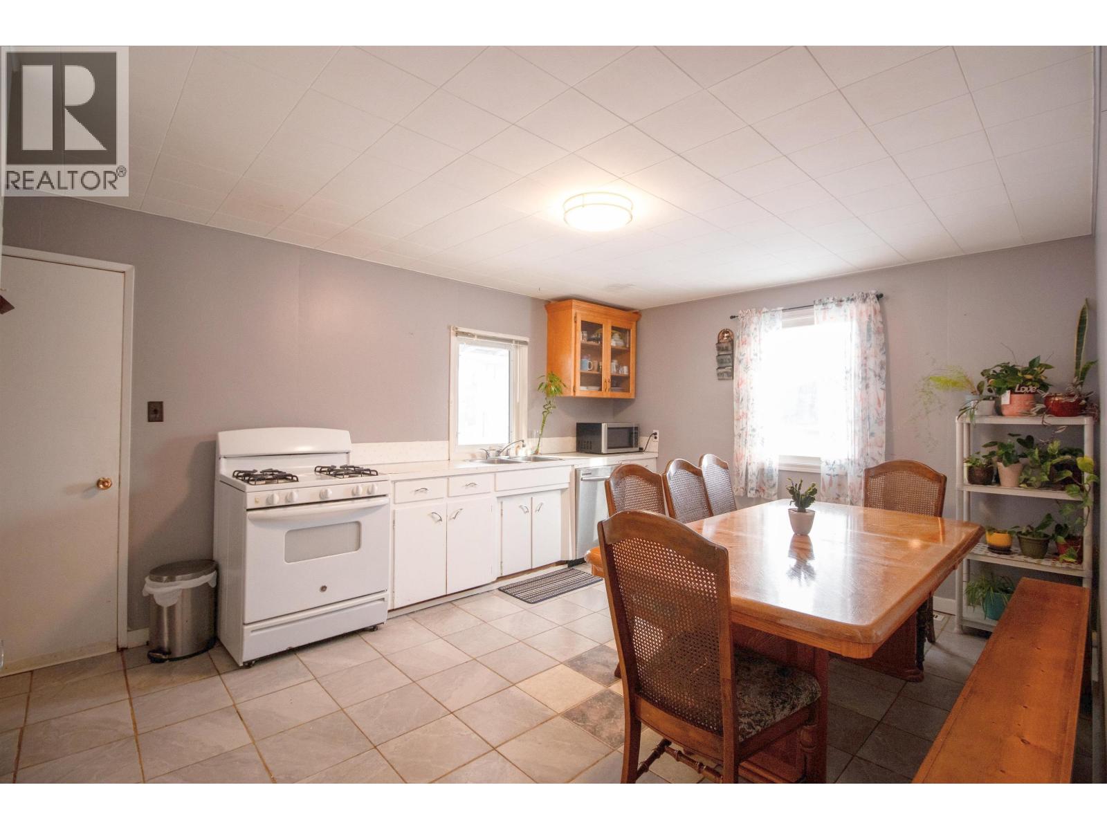 10220 96 Avenue, Fort St. John, British Columbia  V1J 1L4 - Photo 3 - R3131635