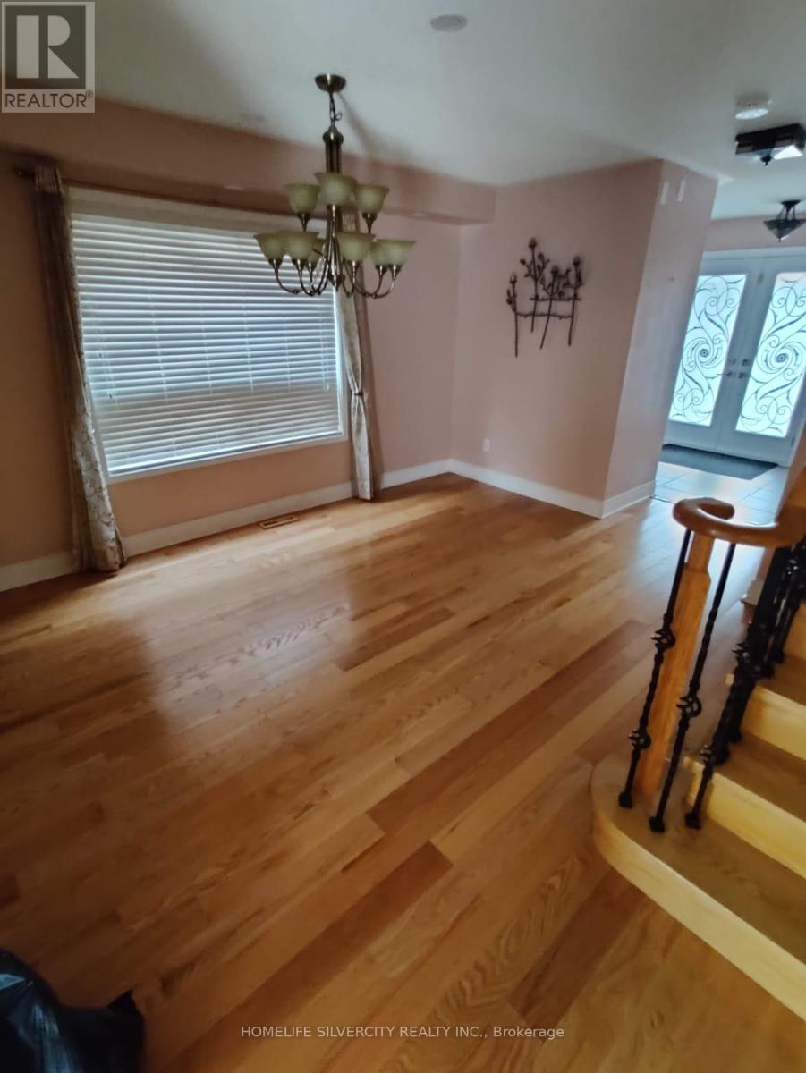 6 Silverbell Court, Brampton, Ontario  L7A 3V3 - Photo 2 - W13235120