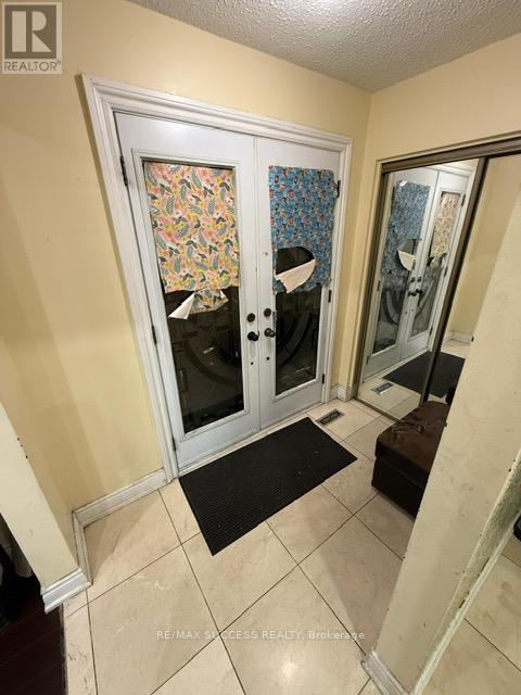 3291 Brandon Gate Drive, Mississauga, Ontario  L4T 2G3 - Photo 2 - W13235158