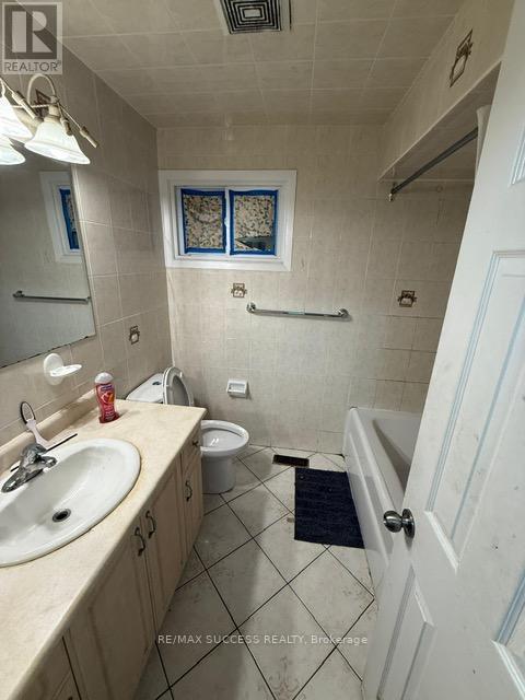 3291 Brandon Gate Drive, Mississauga, Ontario  L4T 2G3 - Photo 6 - W13235158