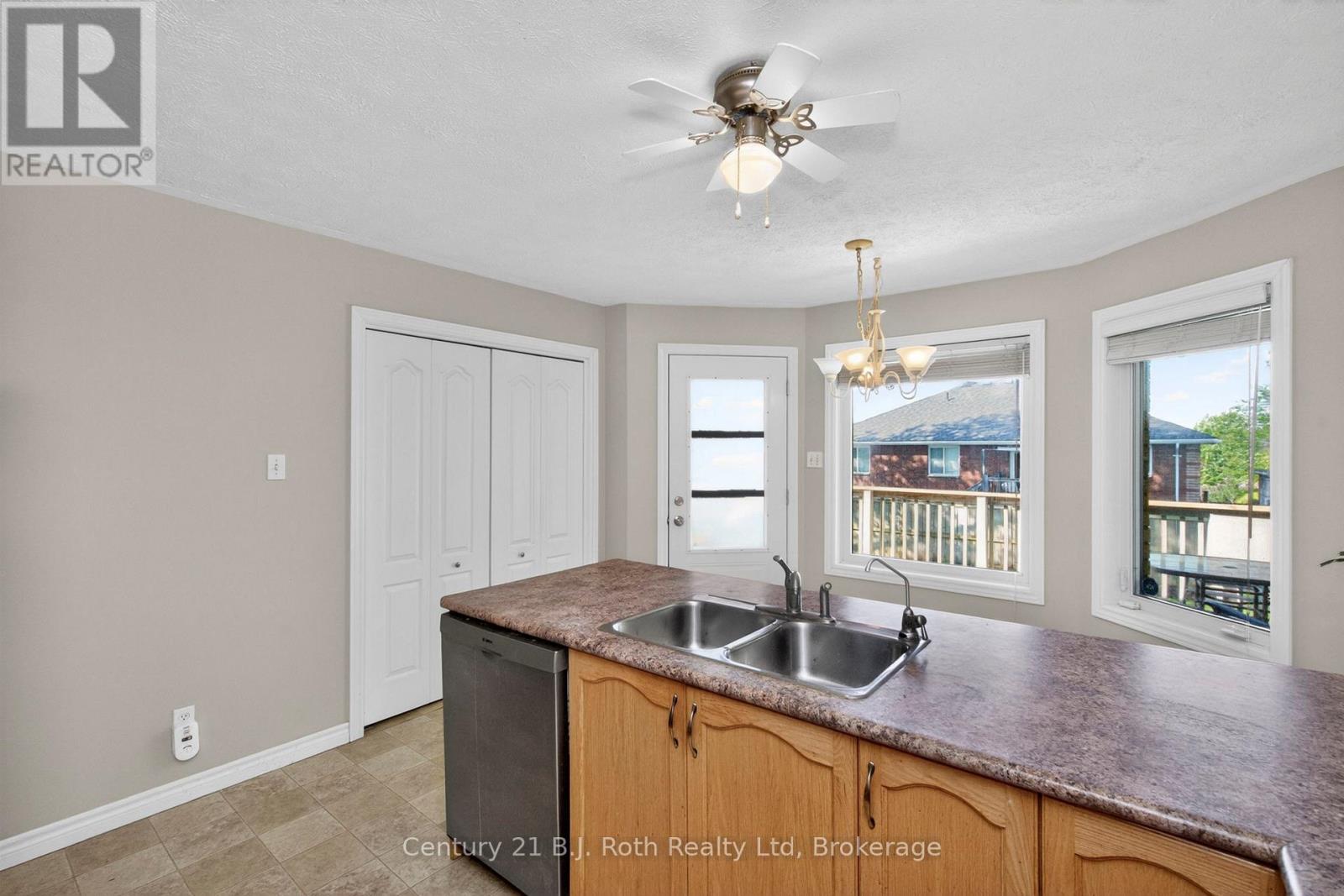 24 Marchand Drive, Penetanguishene, Ontario  L9M 2J2 - Photo 9 - S13234834