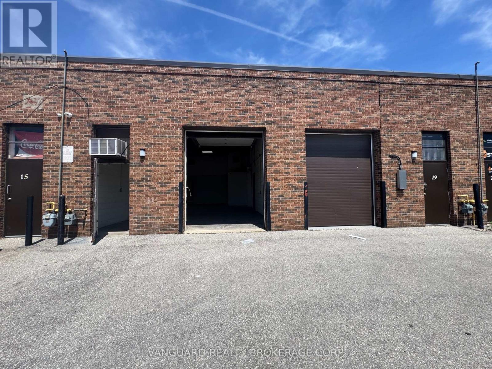17 & 19 - 877 Alness Street, Toronto, Ontario  M3J 2X4 - Photo 8 - W13233594