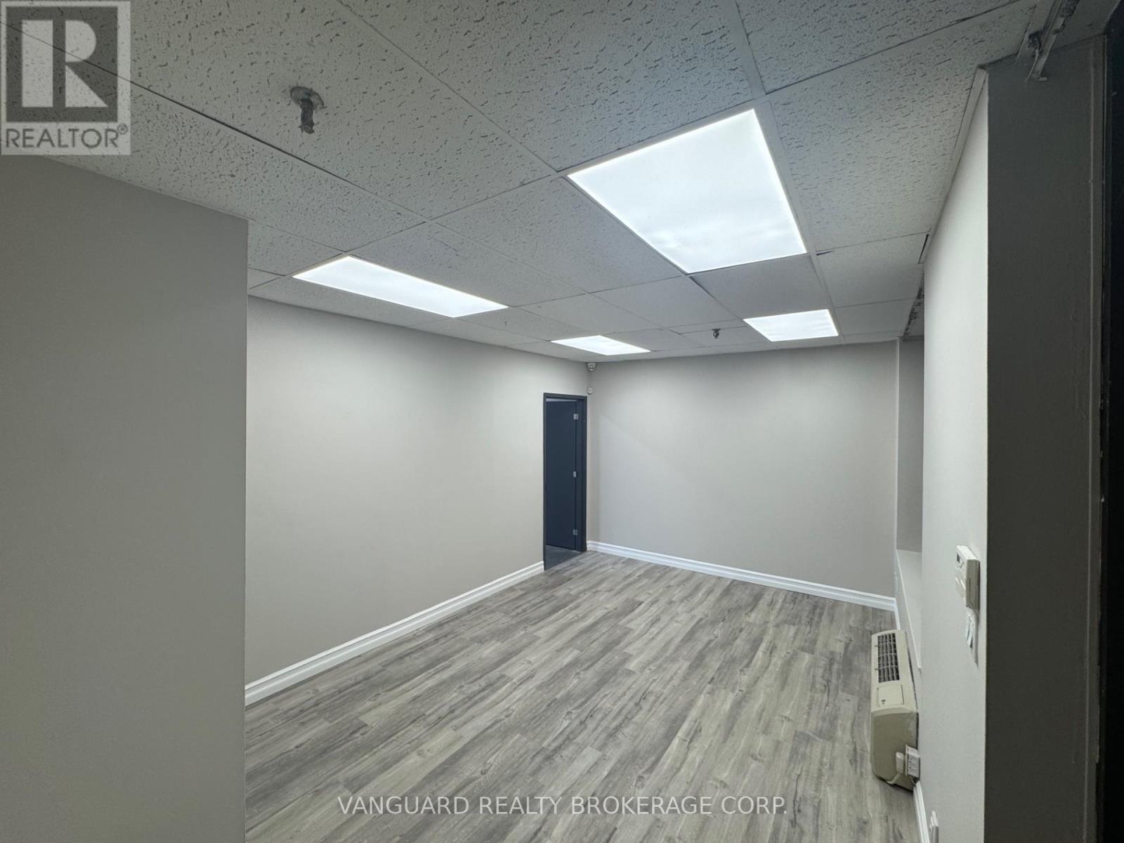17 & 19 - 877 Alness Street, Toronto, Ontario  M3J 2X4 - Photo 4 - W13233594