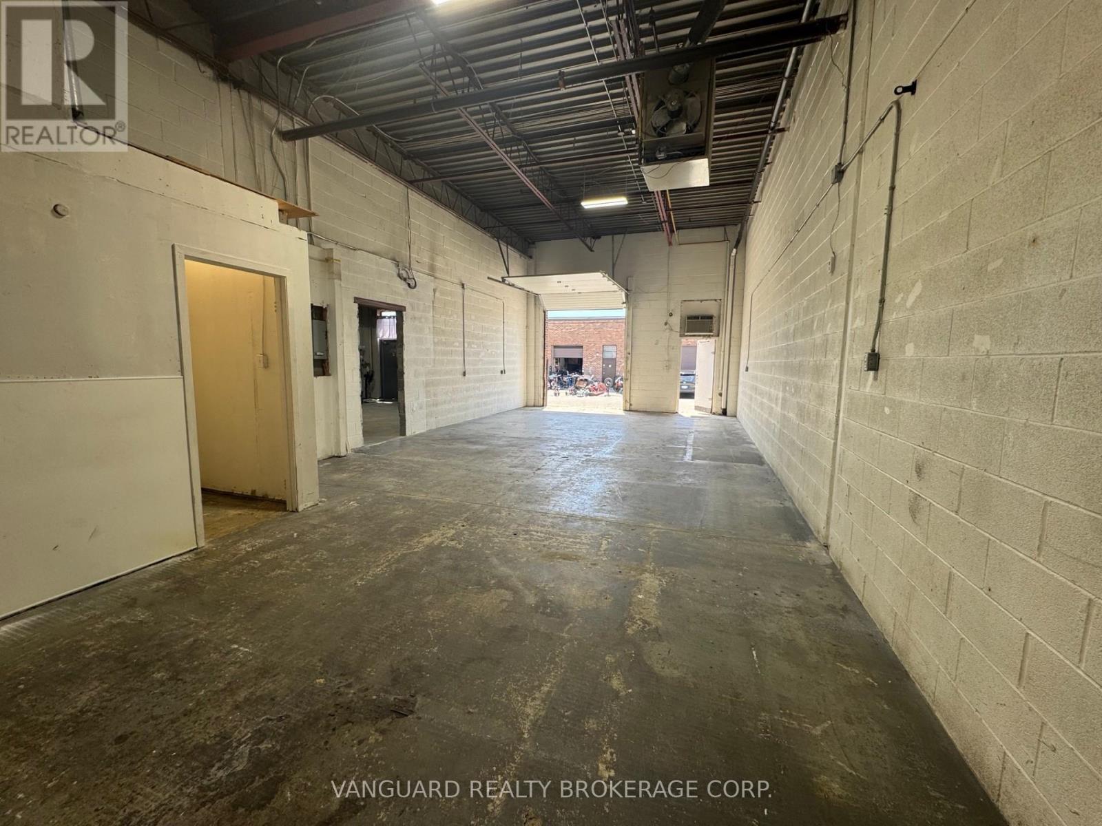 17 & 19 - 877 Alness Street, Toronto, Ontario  M3J 2X4 - Photo 6 - W13233594