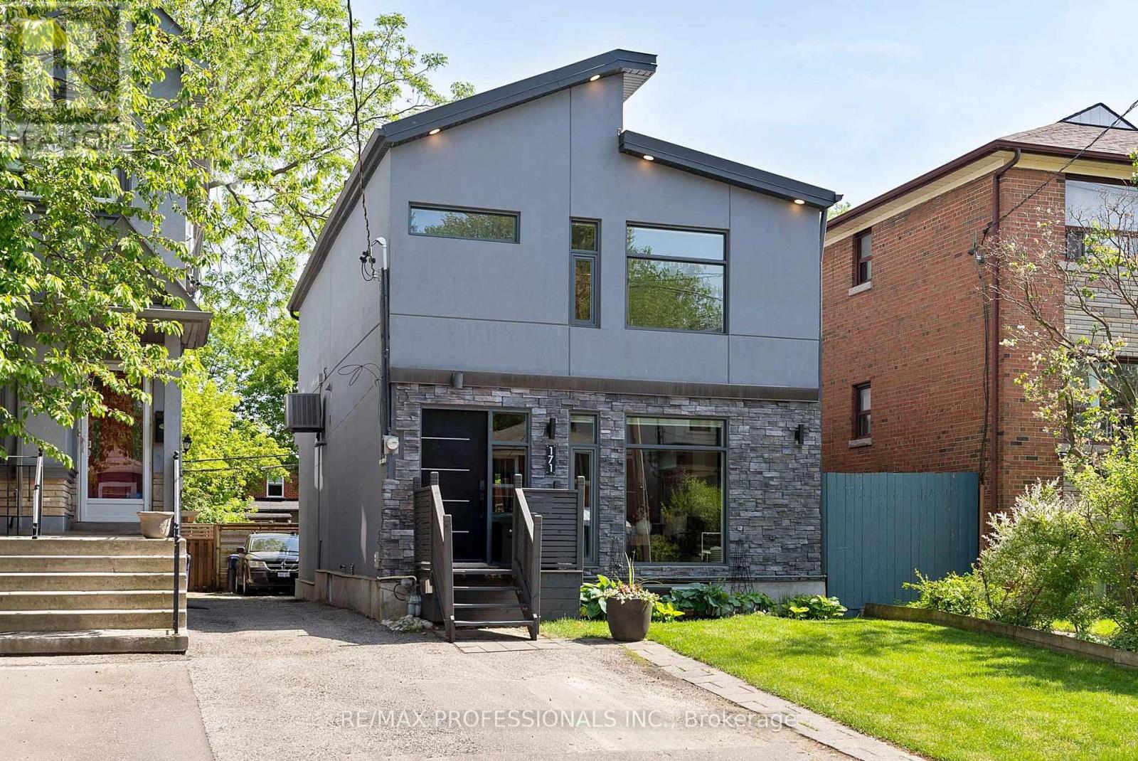 <div class="slider-price">$1,698,000</div><p>171 Symons Street, Toronto, Ontario</p>