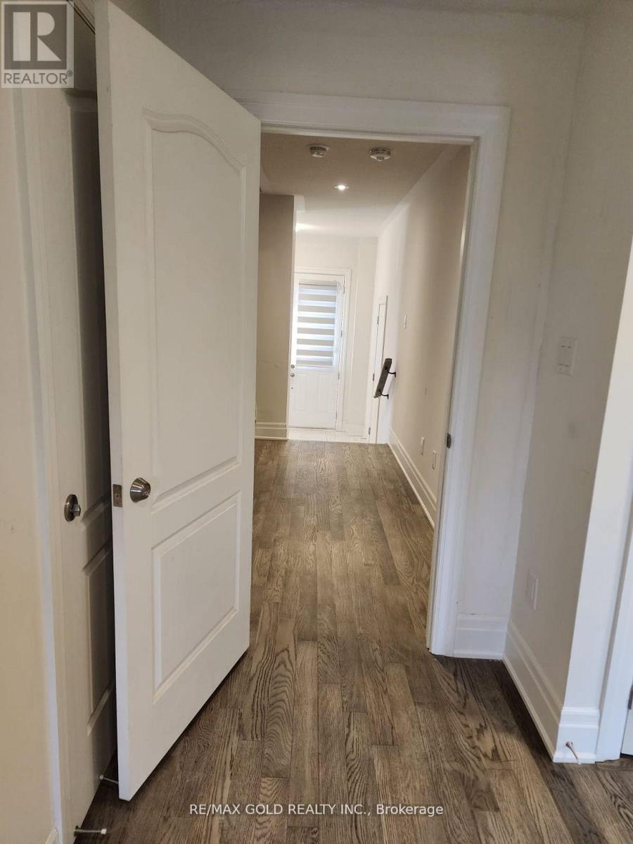 Main Floor - 17 Hashmi Place, Brampton, Ontario  L6Y 6K1 - Photo 2 - W13235402