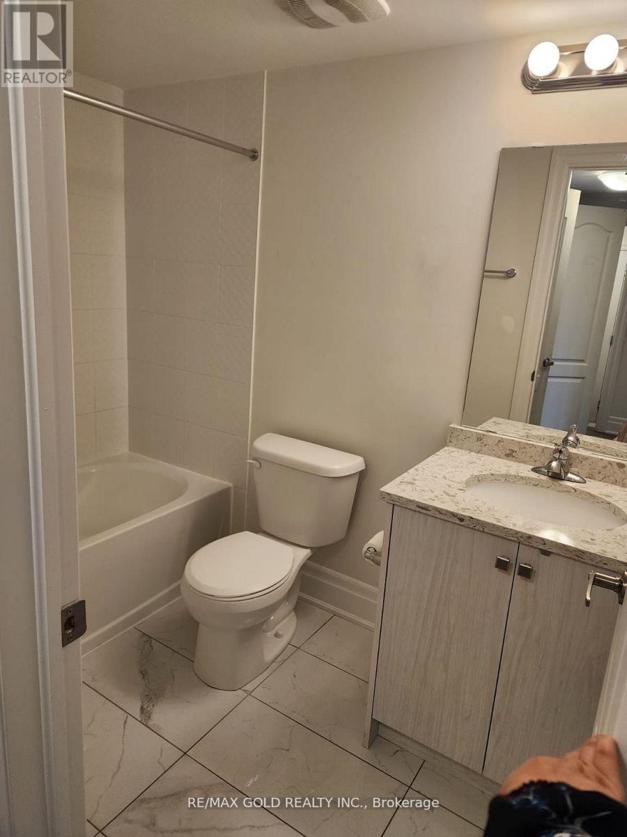 Main Floor - 17 Hashmi Place, Brampton, Ontario  L6Y 6K1 - Photo 4 - W13235402