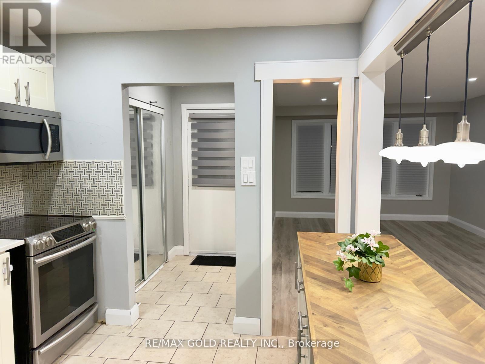 156 Mooregate Crescent, Kitchener, Ontario  N2M 2G1 - Photo 2 - X13235548