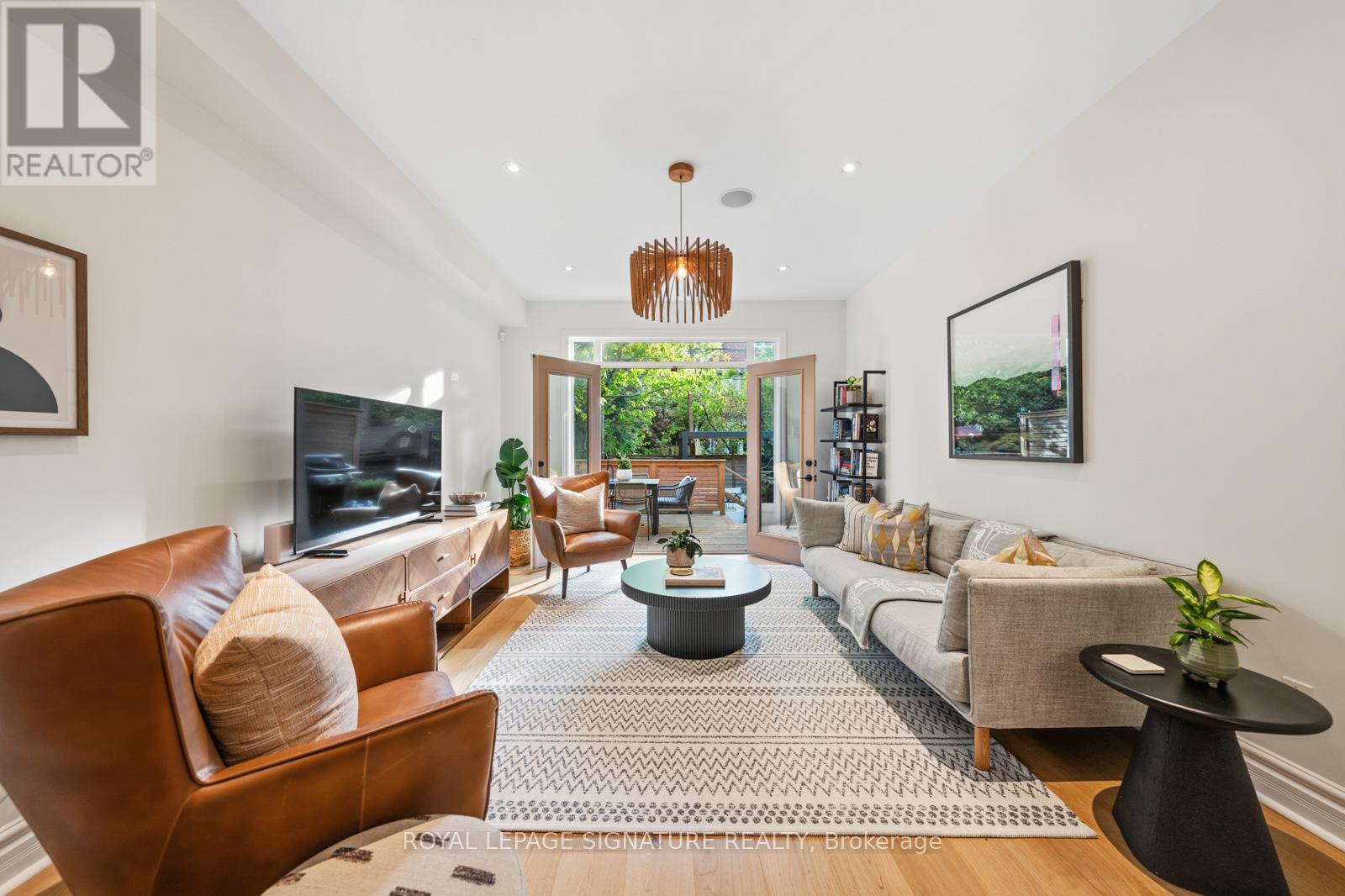 <div class="slider-price">$1,899,999</div><p>16a Bingham Avenue, Toronto, Ontario</p>