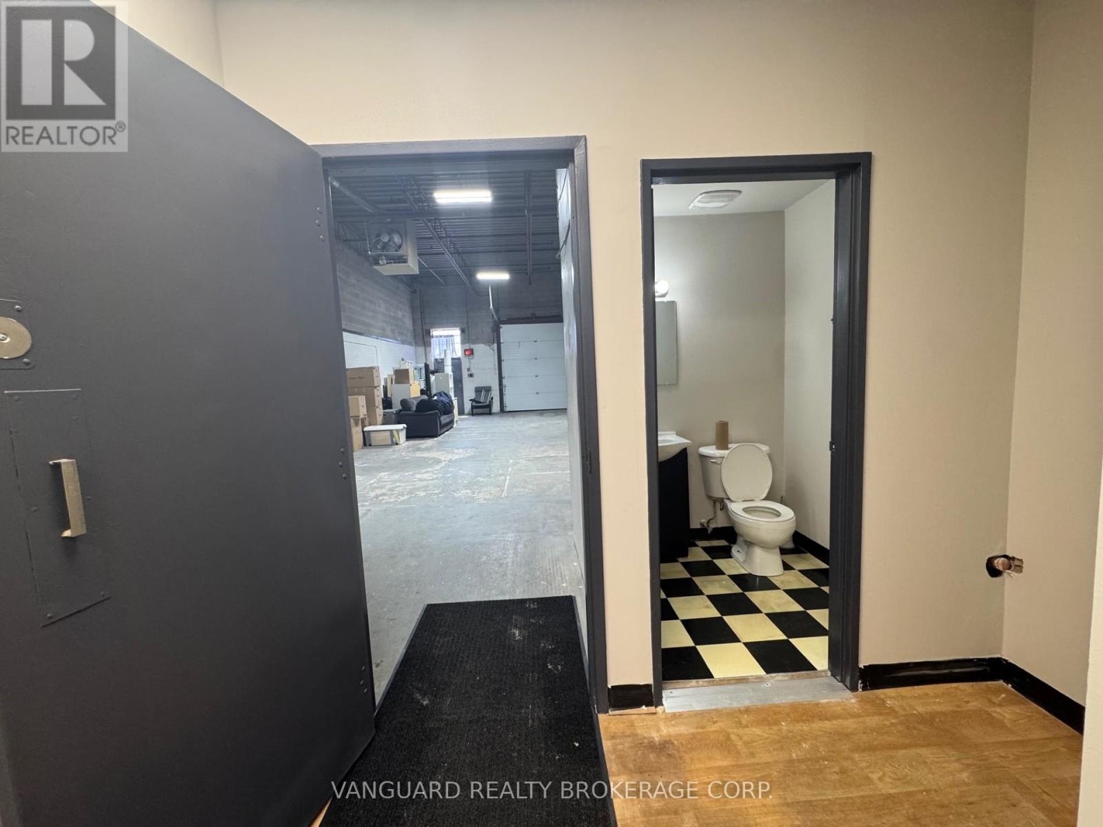 17 & 19 - 877 Alness Street, Toronto, Ontario  M3J 2X4 - Photo 12 - W13233594