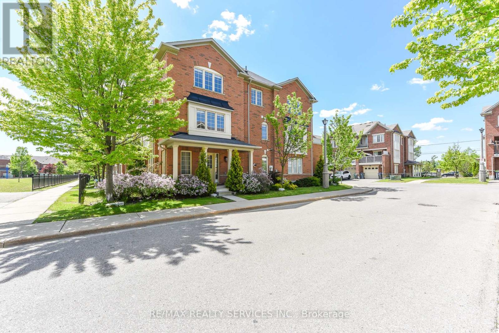 15 Peach Drive S, Brampton, Ontario  L6R 0W5 - Photo 2 - W13235538