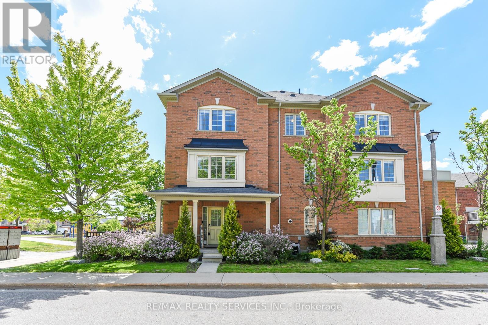 15 Peach Drive S, Brampton, Ontario  L6R 0W5 - Photo 1 - W13235538