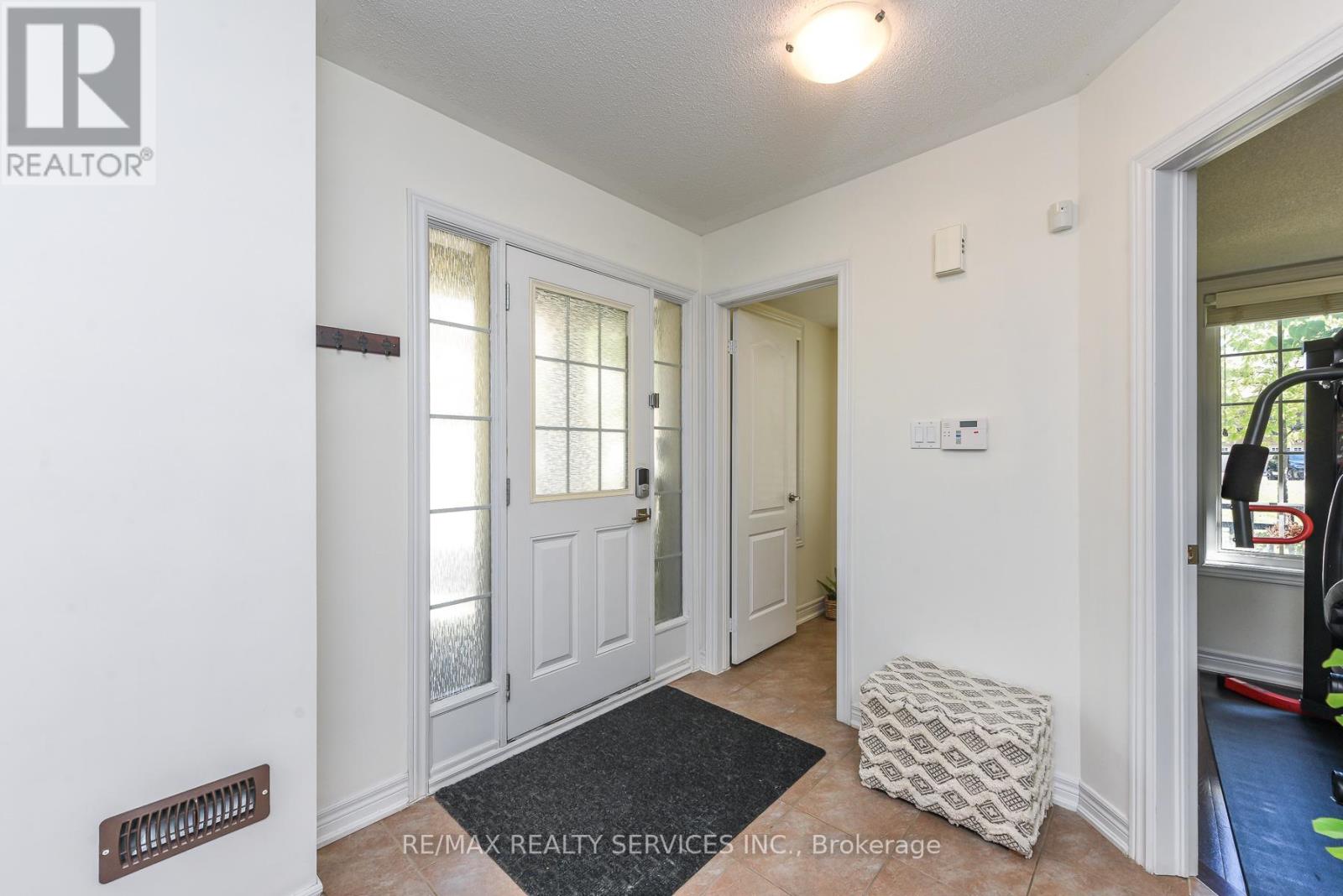 15 Peach Drive S, Brampton, Ontario  L6R 0W5 - Photo 5 - W13235538