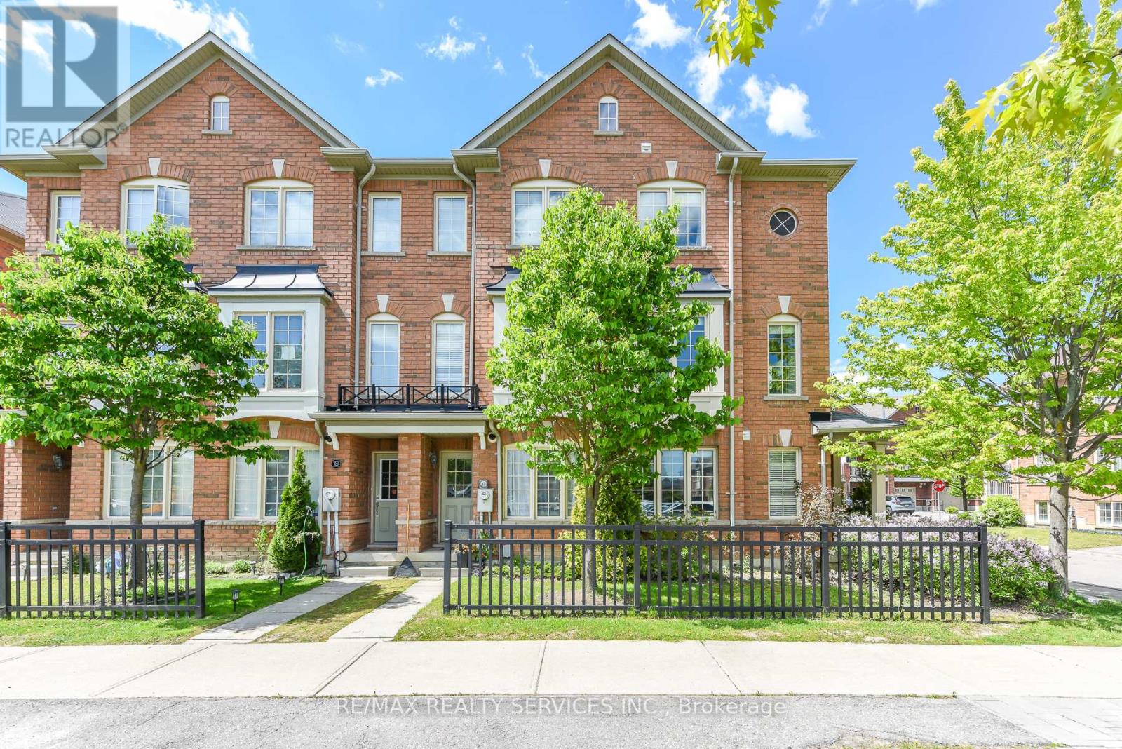 15 Peach Drive S, Brampton, Ontario  L6R 0W5 - Photo 3 - W13235538