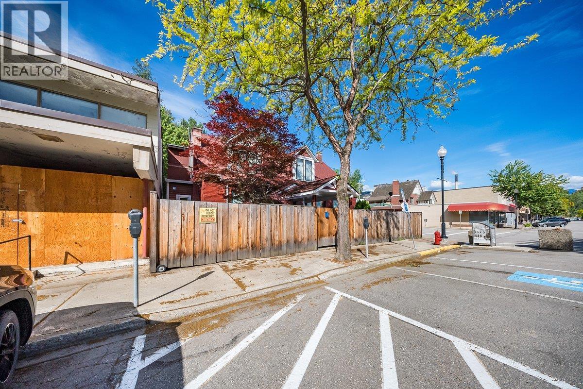 1500 Cedar Avenue, Trail, British Columbia V1R 4C6 - Photo 3 - 10389784