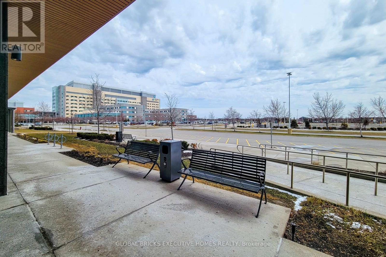 424 - 3075 Hospital Gate, Oakville, Ontario L6M 1M1 - Photo 4 - W12957422