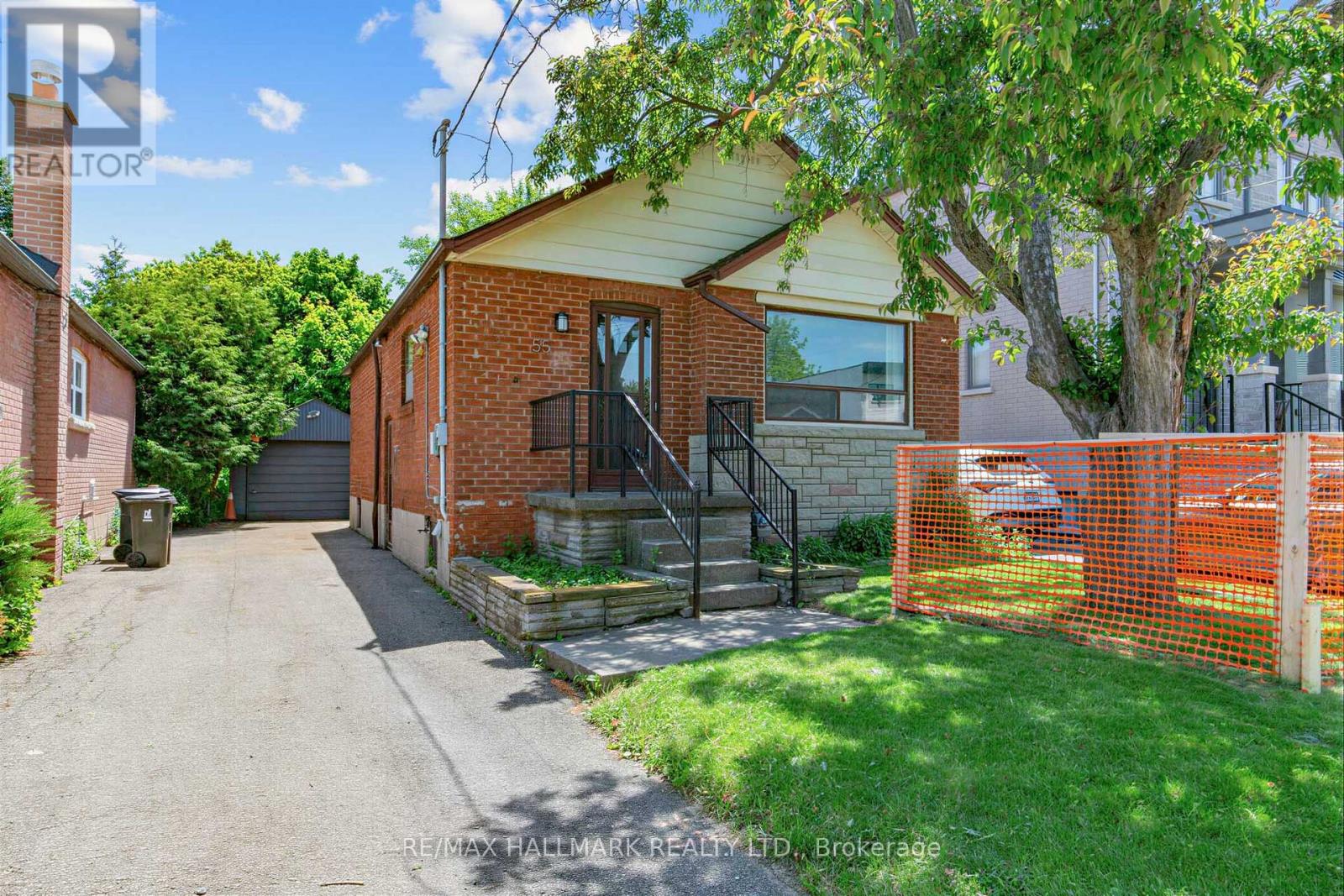 <div class="slider-price">$699,000</div><p>55 Joanith Drive, Toronto, Ontario</p>