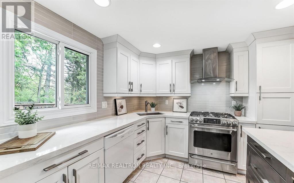 14 Chippawa Court, Barrie, Ontario  L4M 5N8 - Photo 18 - S13236054