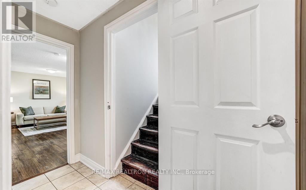 14 Chippawa Court, Barrie, Ontario  L4M 5N8 - Photo 7 - S13236054