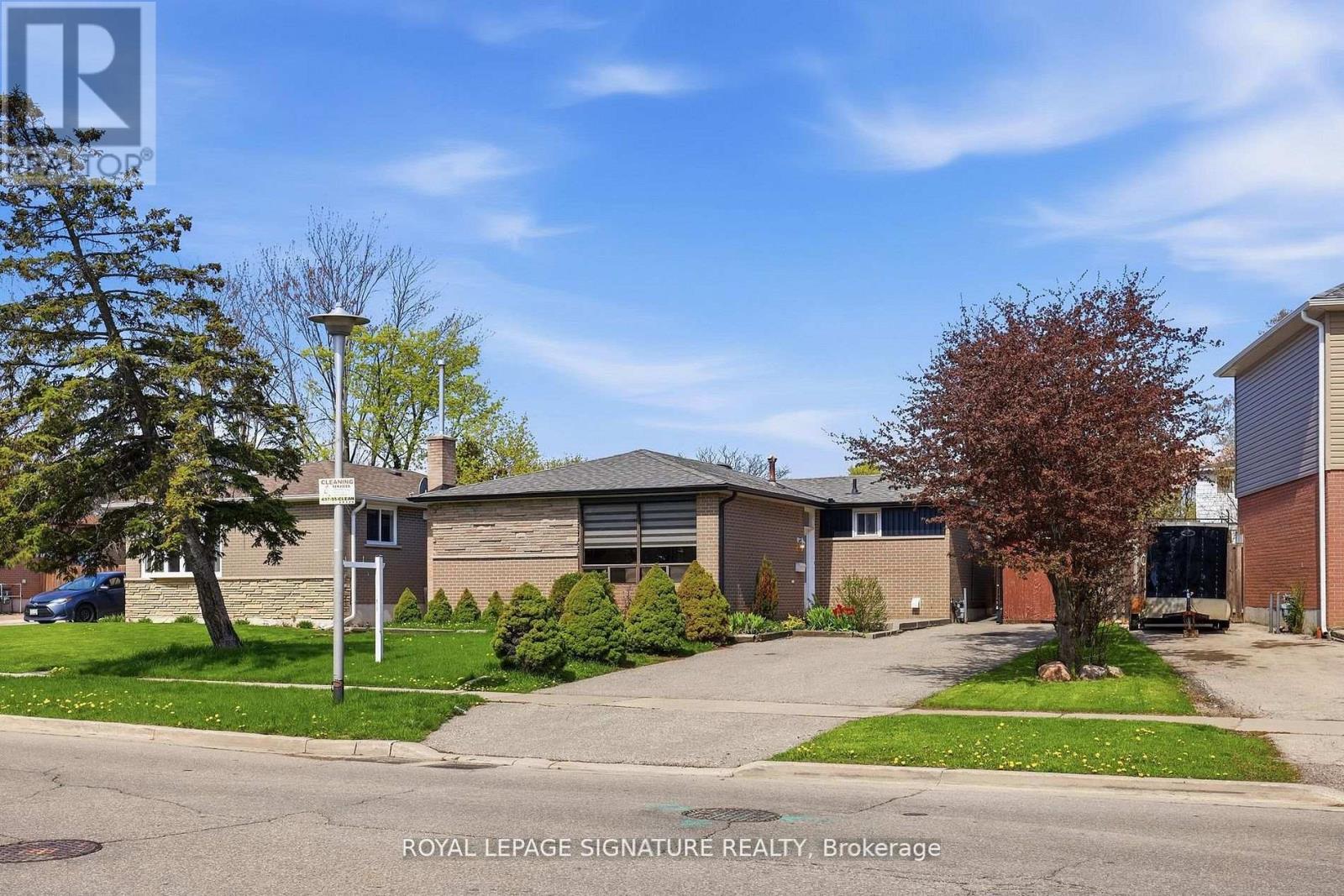 216 Folkstone Crescent, Brampton, Ontario  L6T 3N6 - Photo 1 - W13235916