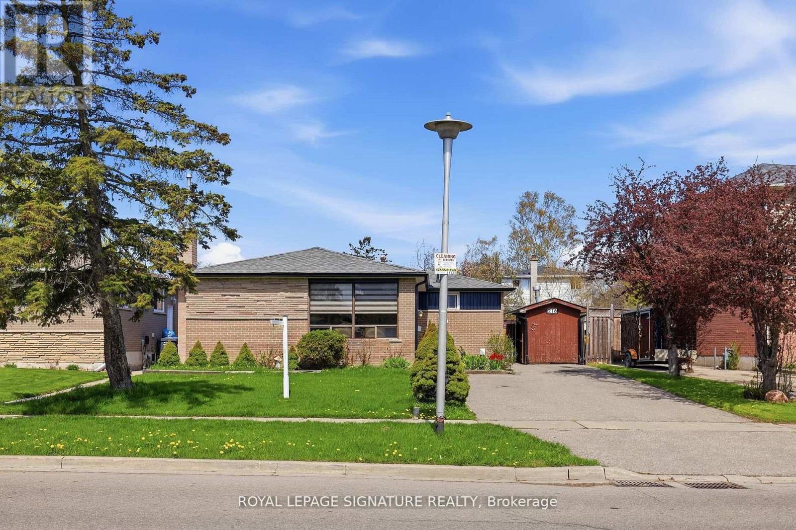 216 Folkstone Crescent, Brampton, Ontario  L6T 3N6 - Photo 2 - W13235916