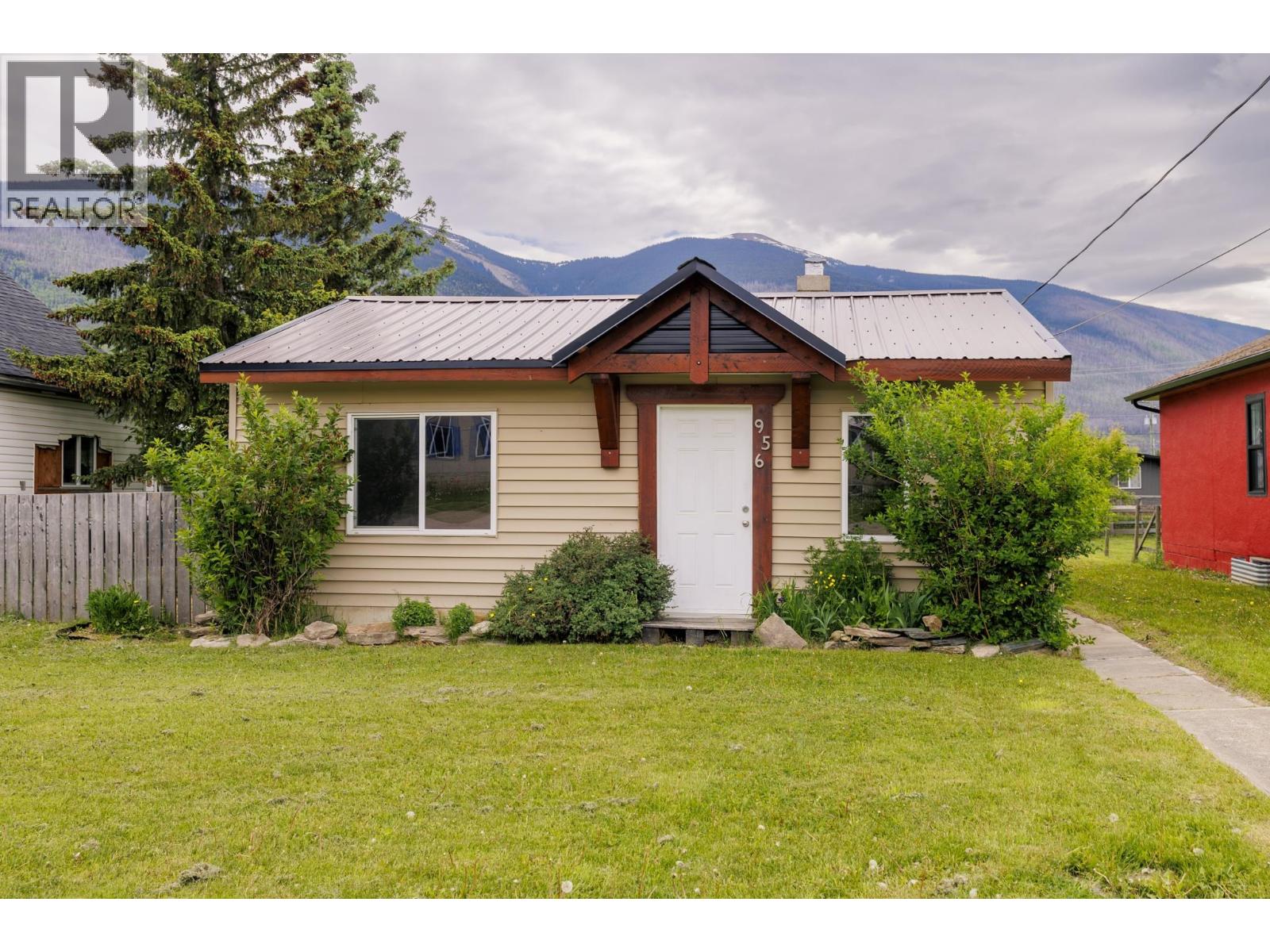 956 4th Avenue, Mcbride, British Columbia  V0J 2E0 - Photo 2 - R3115714