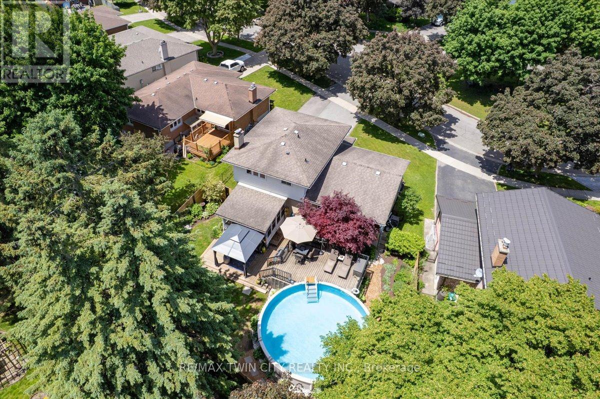 20 Wolfe's Court, Kitchener, Ontario  N2B 2Z1 - Photo 2 - X13236052