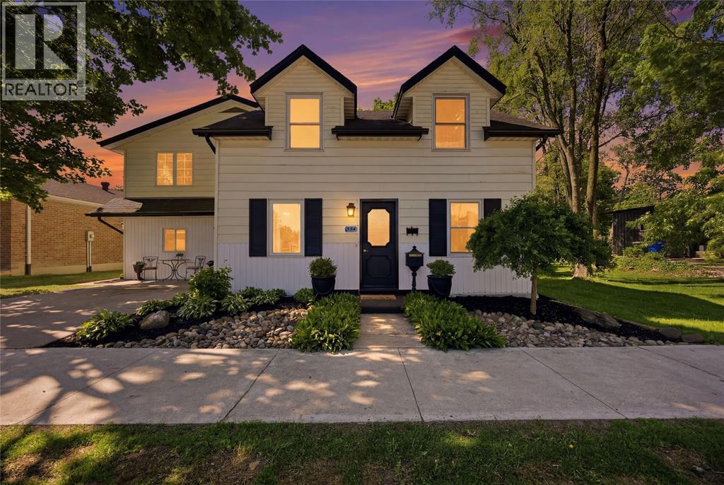 554 Niagara Street, Plympton-Wyoming, Ontario  N0N 1T0 - Photo 1 - 26013010