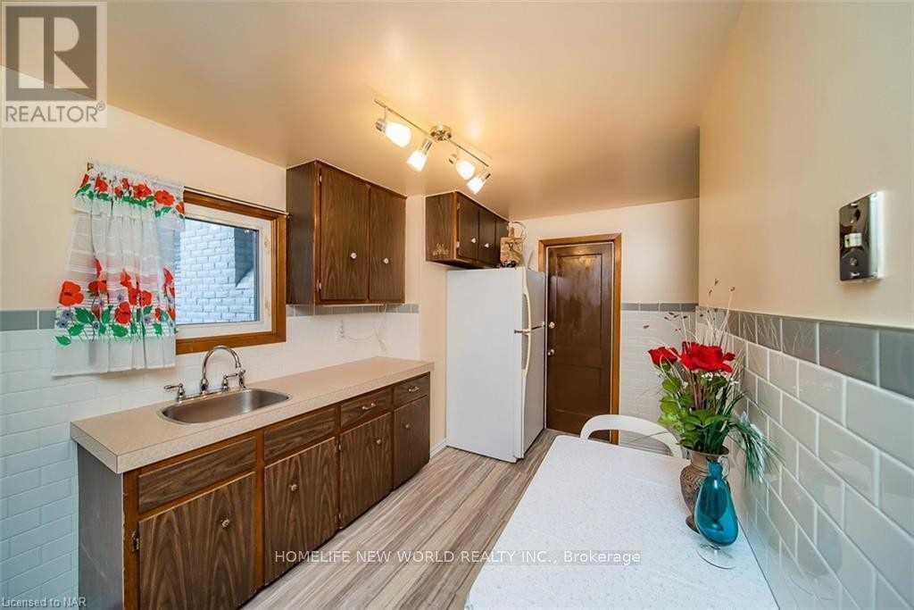 Side - 6568 Orchard Avenue, Niagara Falls, Ontario  L2G 4H5 - Photo 11 - X13236286