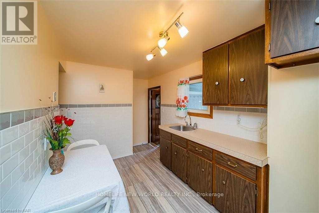 Side - 6568 Orchard Avenue, Niagara Falls, Ontario  L2G 4H5 - Photo 8 - X13236286