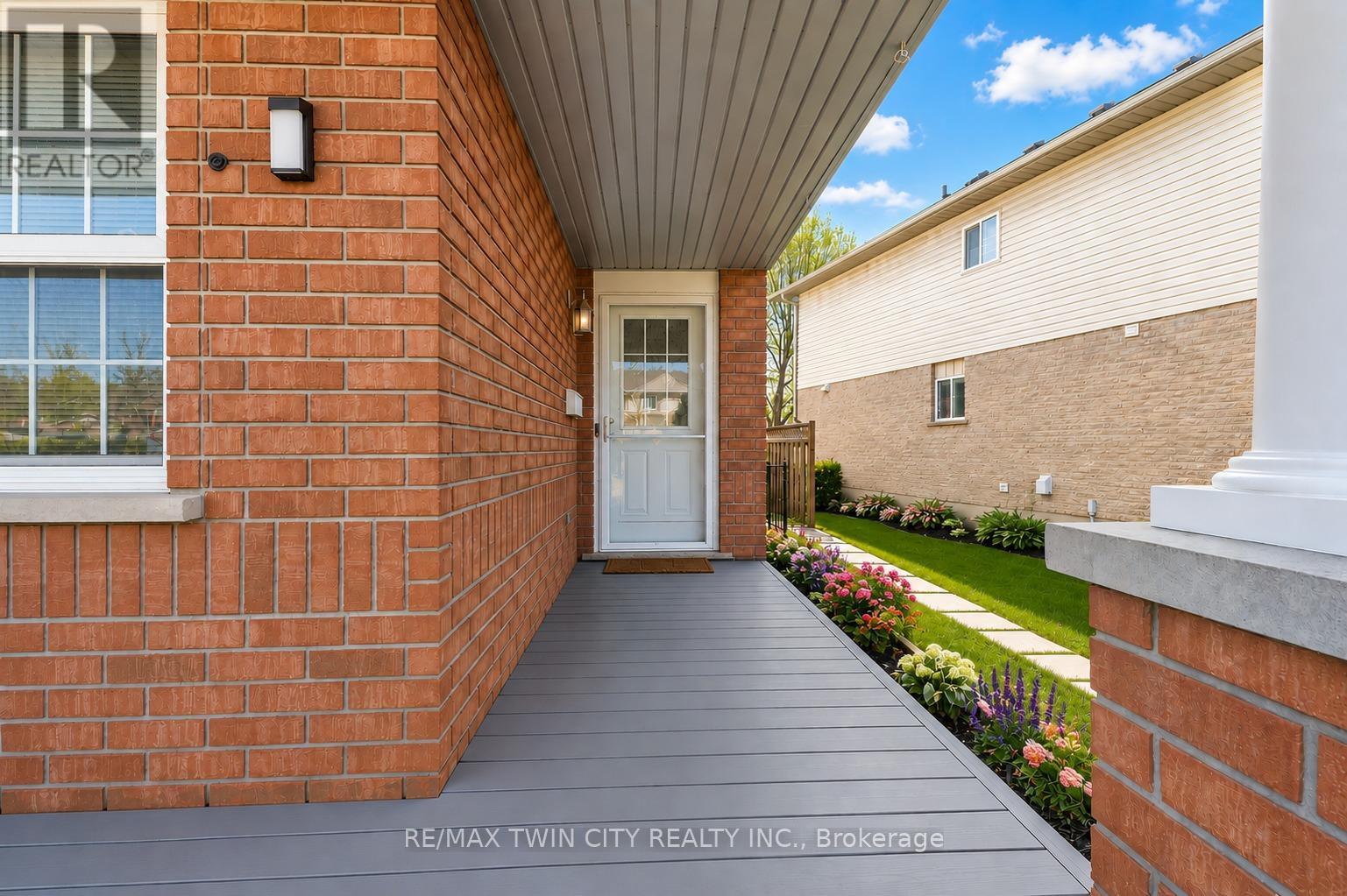 15 Copper Leaf Street, Kitchener, Ontario  N2E 3T3 - Photo 3 - X13236294