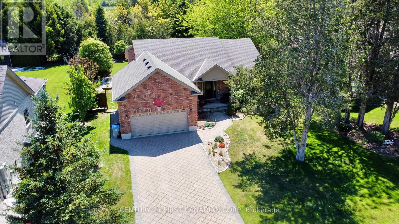 10159 Meadowlily Crescent, Lambton Shores, Ontario  N0M 1T0 - Photo 1 - X12934062