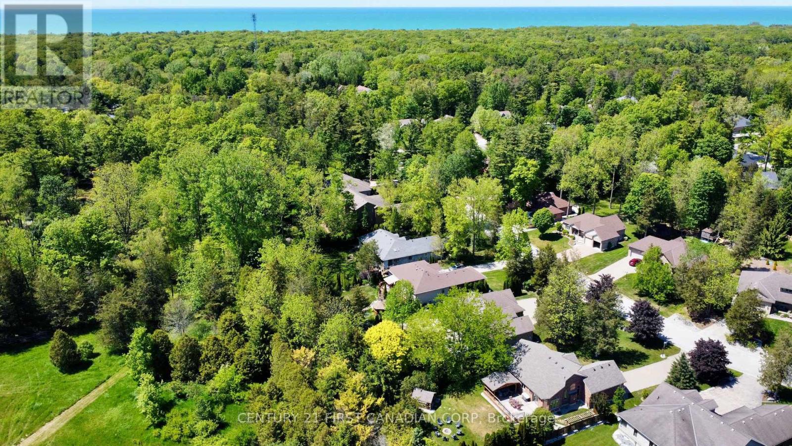 10159 Meadowlily Crescent, Lambton Shores, Ontario  N0M 1T0 - Photo 3 - X12934062