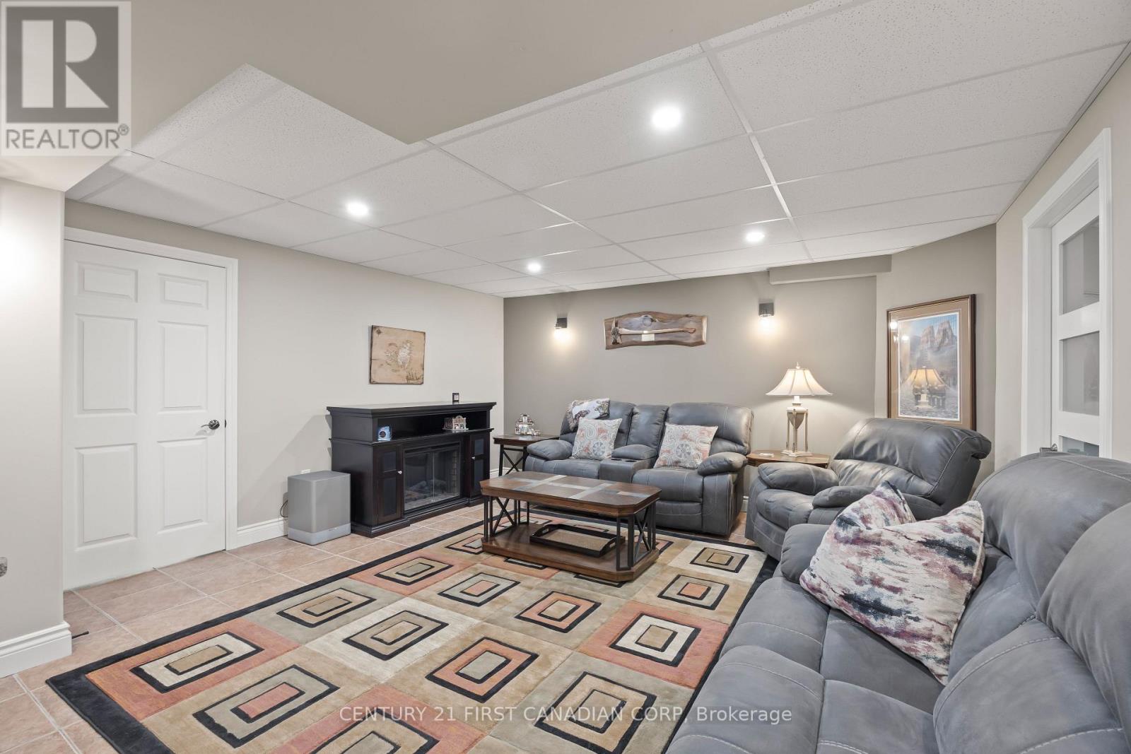 10159 Meadowlily Crescent, Lambton Shores, Ontario  N0M 1T0 - Photo 32 - X12934062