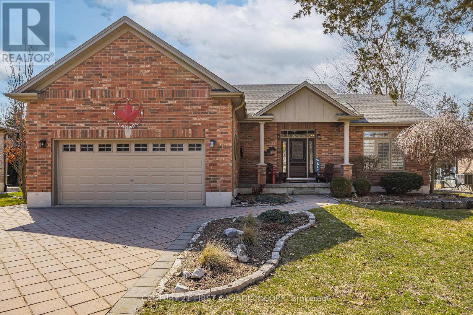 10159 Meadowlily Crescent, Lambton Shores, Ontario  N0M 1T0 - Photo 8 - X12934062