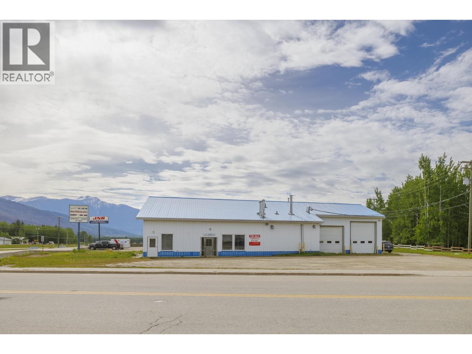 1011 Se Frontage Road, Mcbride, British Columbia  V0J 2E0 - Photo 2 - C8079287