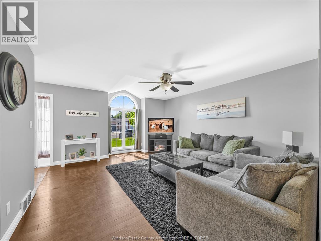 382 Thorn Ridge, Amherstburg, Ontario  N9V 3X2 - Photo 3 - 26013050