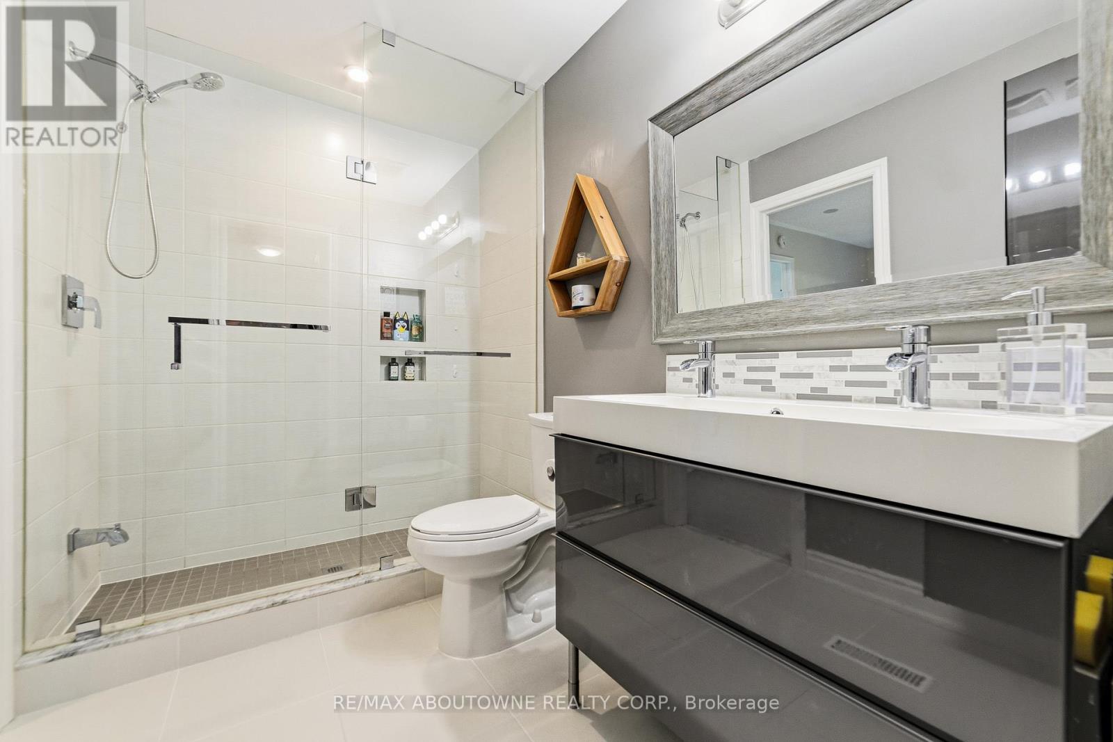 2355 Strawfield Court, Oakville, Ontario  L6H 6C1 - Photo 17 - W13236372
