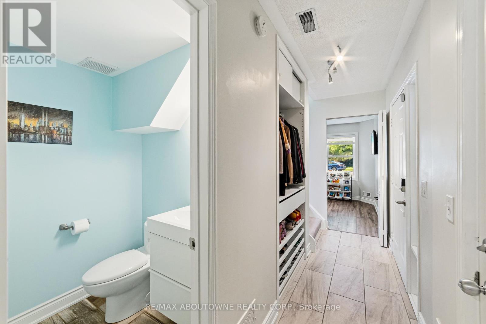 2355 Strawfield Court, Oakville, Ontario  L6H 6C1 - Photo 2 - W13236372