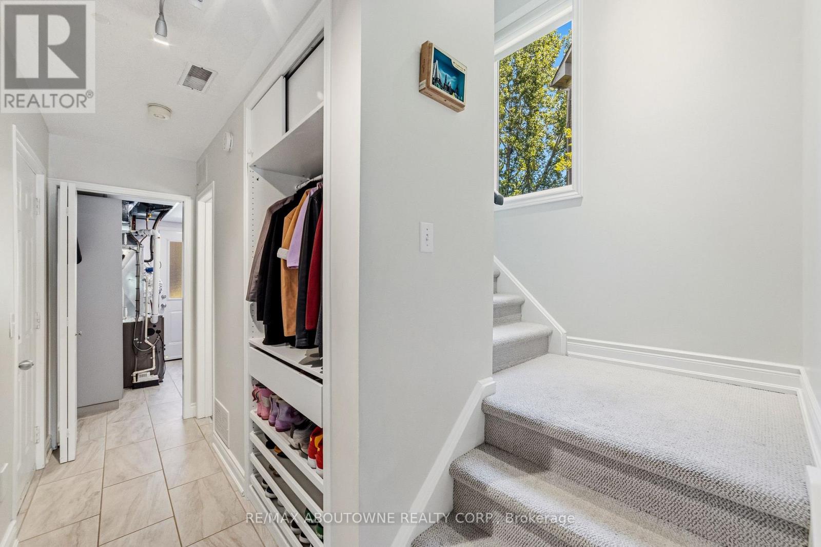 2355 Strawfield Court, Oakville, Ontario  L6H 6C1 - Photo 3 - W13236372