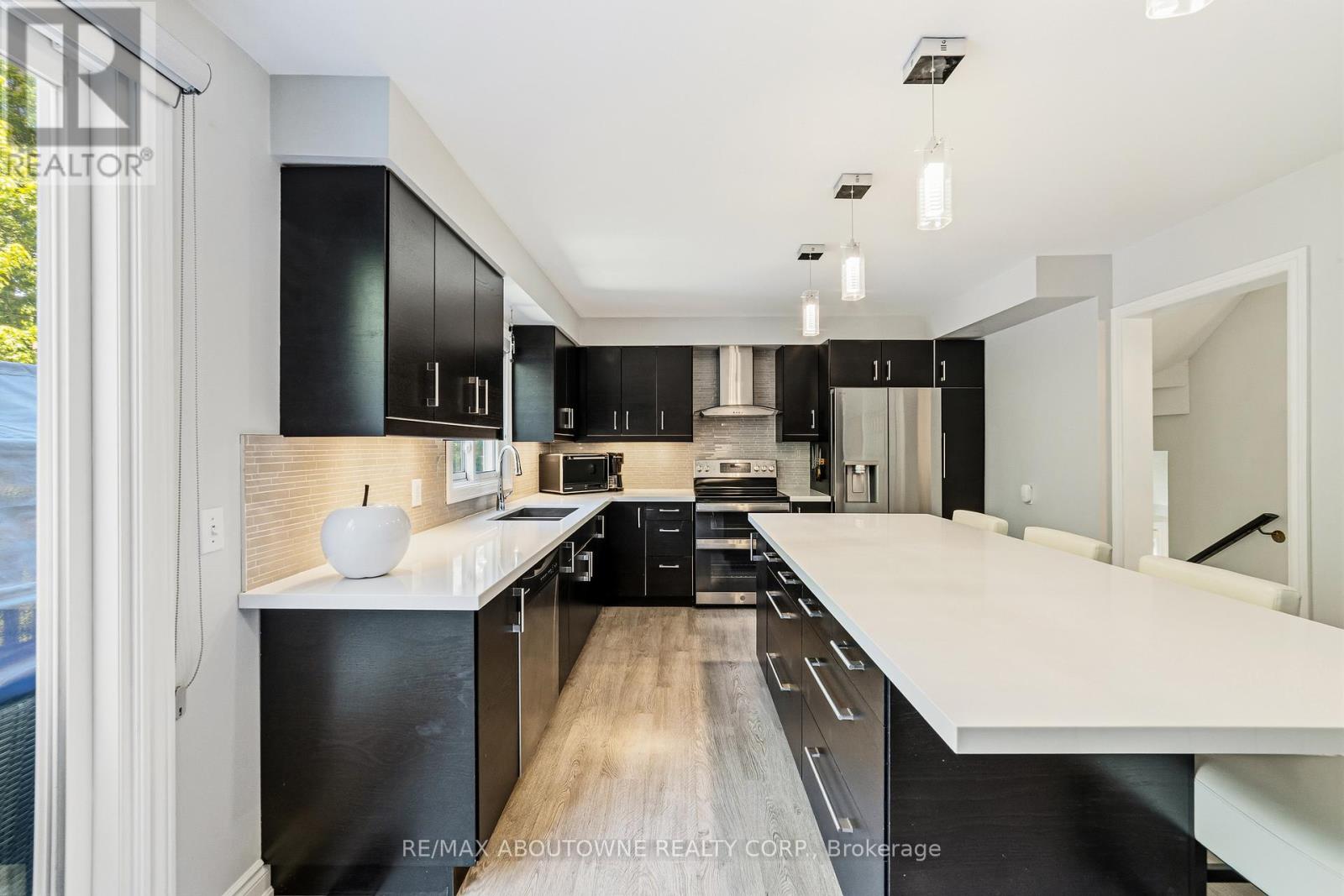 2355 Strawfield Court, Oakville, Ontario  L6H 6C1 - Photo 6 - W13236372