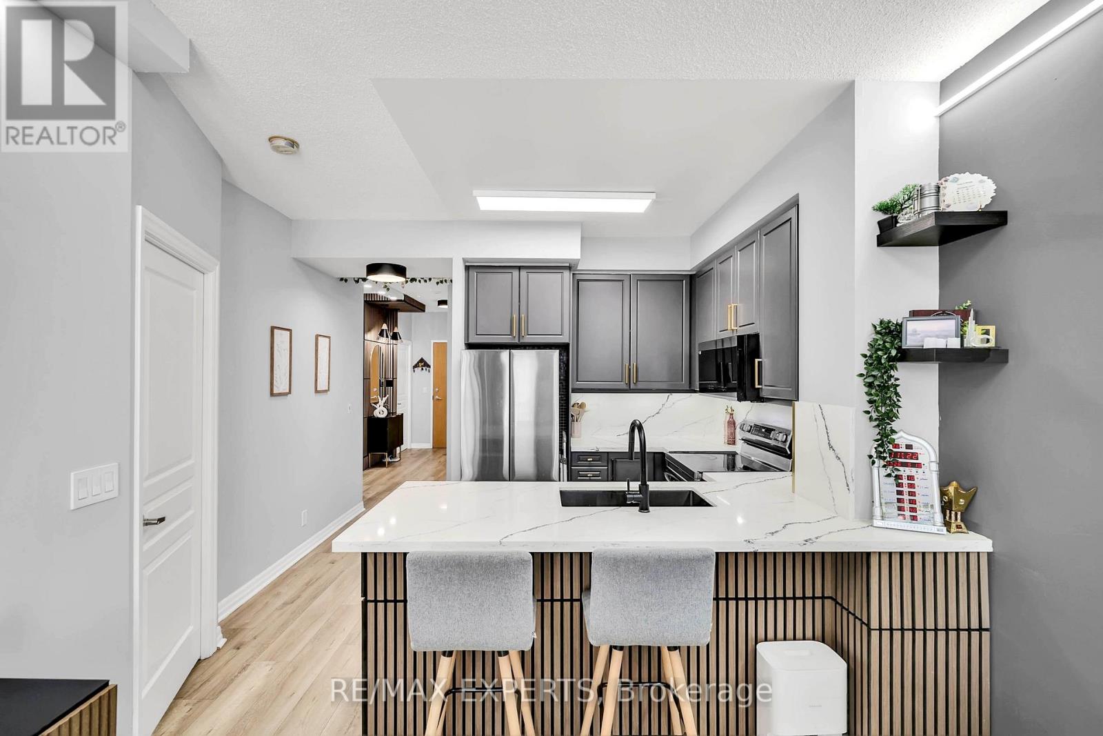 401 - 220 Burnhamthorpe Road, Mississauga, Ontario  L5B 4N4 - Photo 1 - W13236386