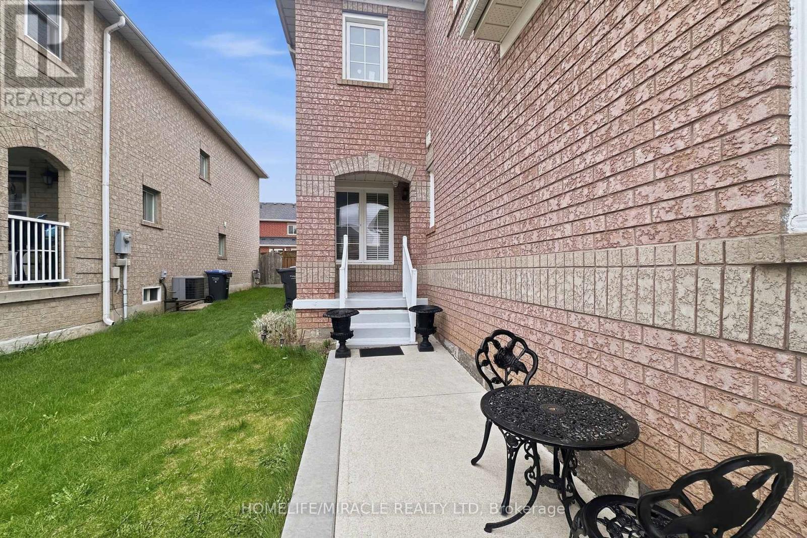 37 Prairie Rose Circle, Brampton, Ontario  L6R 1R6 - Photo 2 - W13236472
