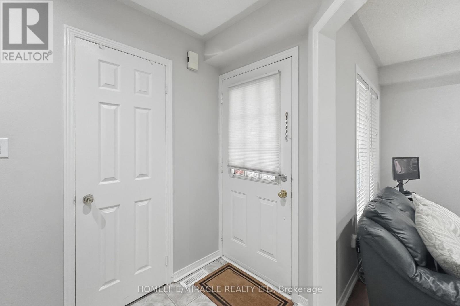 37 Prairie Rose Circle, Brampton, Ontario  L6R 1R6 - Photo 3 - W13236472