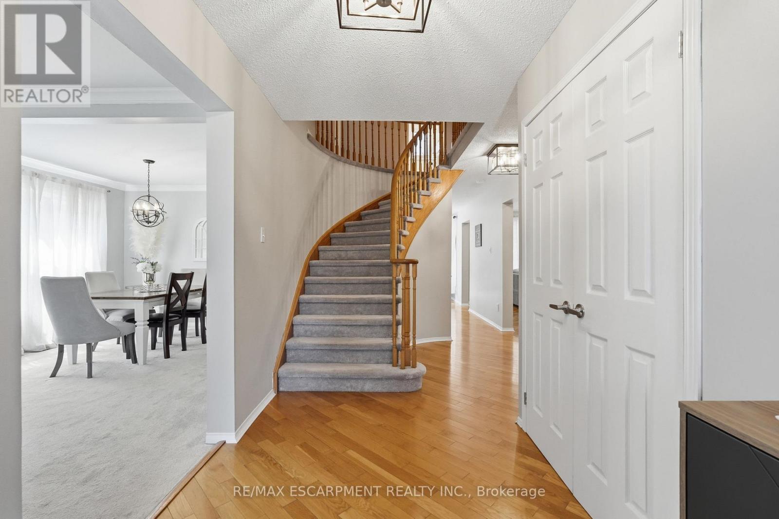 2418 Butternut Crescent, Burlington, Ontario  L7M 3L3 - Photo 5 - W13236578